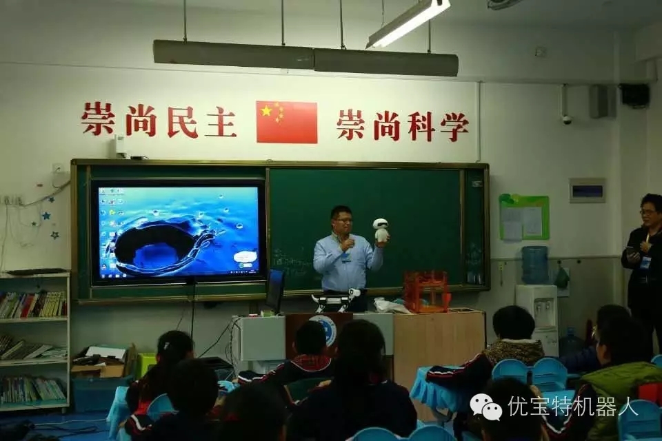 小狗Billy跑到了山師附小的課堂上，同學(xué)們看呆了……