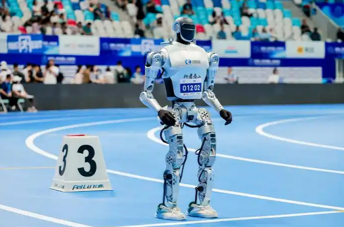 穩穩跨過30厘米柵欄！濟南機器人“行者泰山”100米障礙賽贏得第4、5名